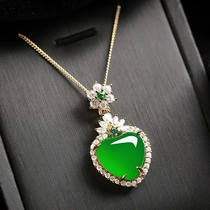 

Natural Green Chalcedony Hand Carved Heart-shaped Jade Pendant, Fashionable Jewelry, Men's and Women's Agate Necklace Gift