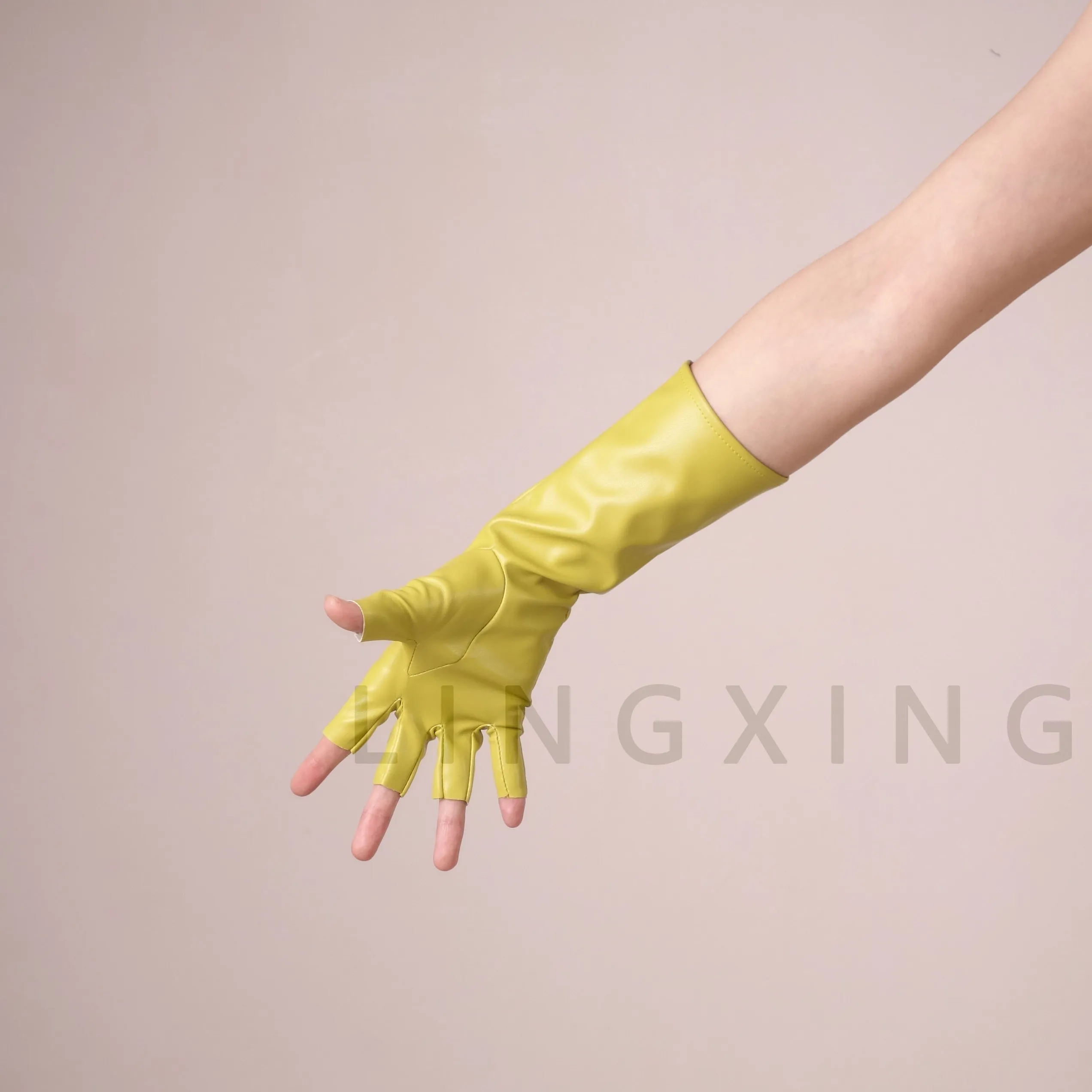 11 Zoll (28 cm) lange fingerlose Handschuhe aus Kunstleder, glänzend, schwarz-silber, halbfingerlos, fingerlose Wärmer, Handgelenkstulpen, Armstulpen, sexy – Detail 30