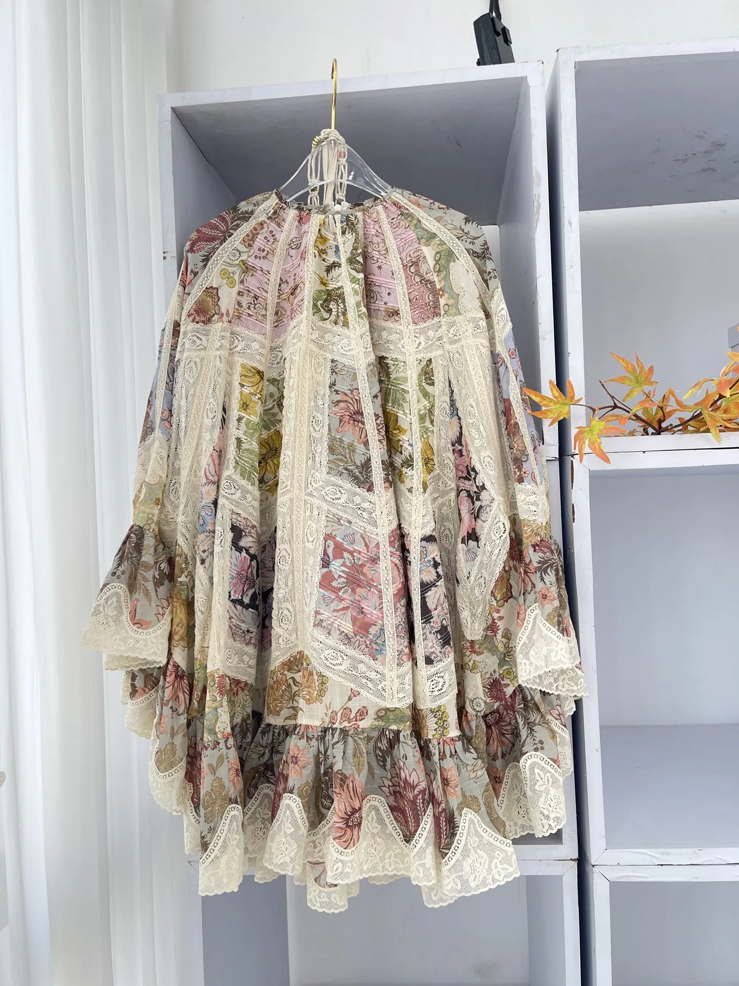 Wielobarwna sukienka mini z koronkowymi wstawkami w kwiatowy wzór, nowość 2025 dla kobiet