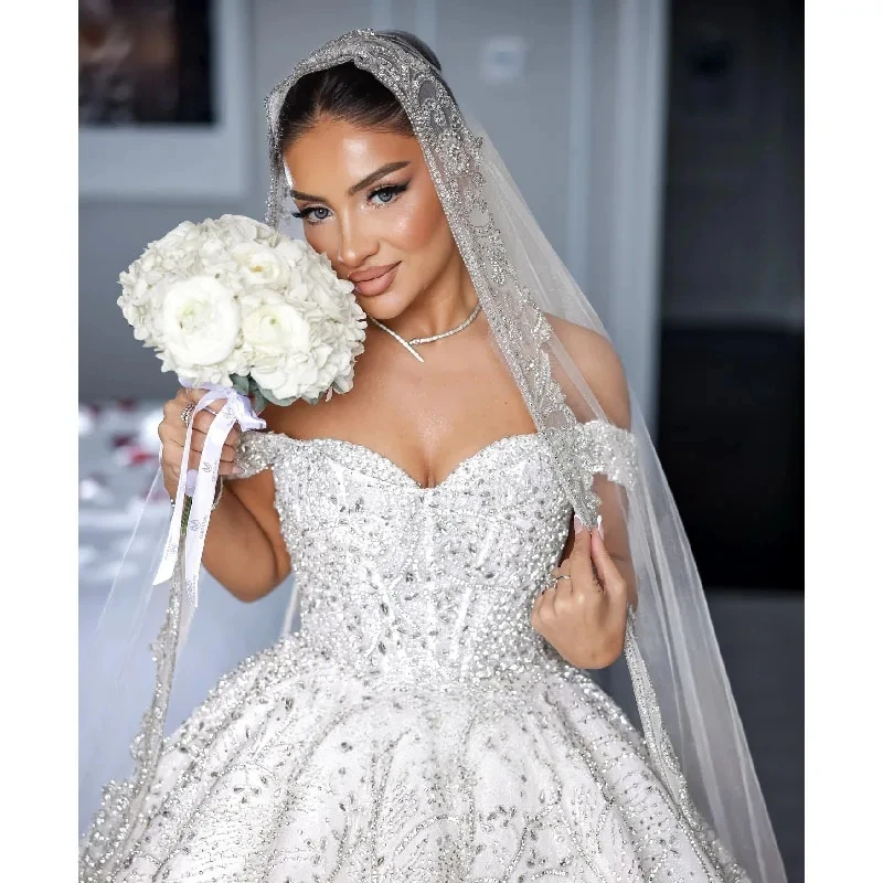 Maßgeschneidertes, exquisites, glänzendes, schulterfreies Ballkleid-Hochzeitskleid mit Spitze, Perlen und Perlenapplikationen