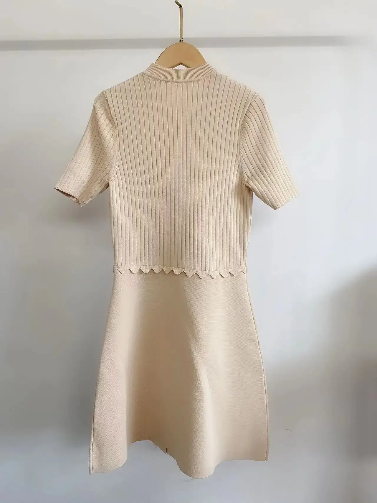 

Women's Knitted Dress Metal Button Decoration Short Sleeve O-Neck Slim Elegant Mini Robe