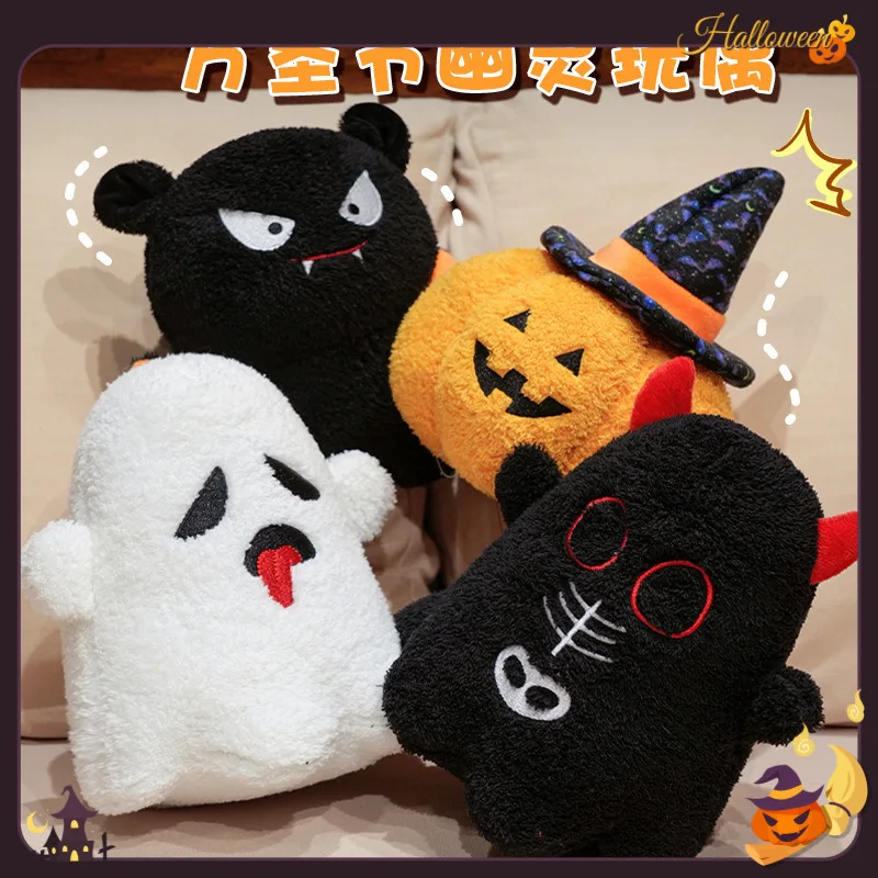 

Набор плюшевых игрушек на Хэллоуин с белой тыквой-призраком и летучей мышью создает жуткий сцена с помощью этого милого жуткого отряда для декора