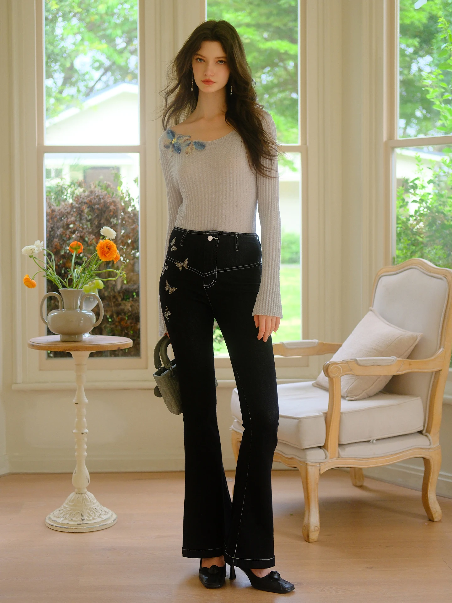 

Удобные джинсы-клеш с декоративными элементами из страз и цветочными аппликациями на воротнике Питер Пэн. Модные весенние джинсы.