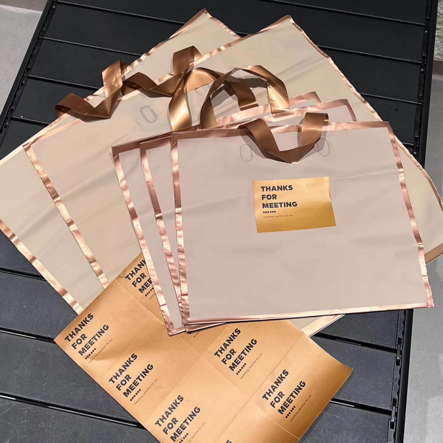 

500 шт./лот, многоразовые портативные пакеты с возможностью нанесения логотипа, высококачественные пакеты для покупок с ручками, пластиковые пакеты для упаковки одежды