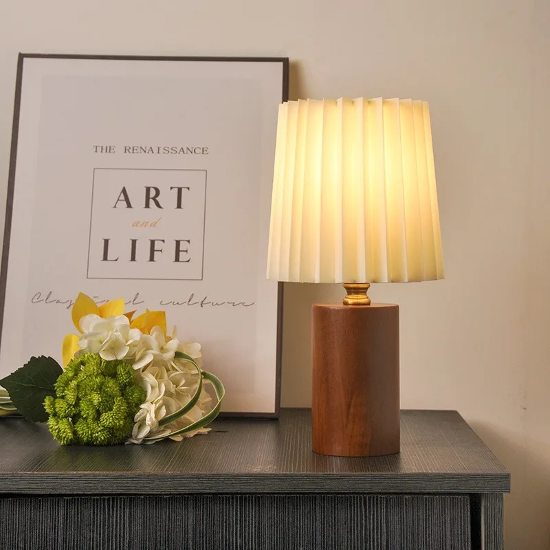 Medieval Retro Pleated Table Lamp Restaurant Bedroom Bedside Study Night Light Solid Wood Atmosphere Decorative Lighting Fixture