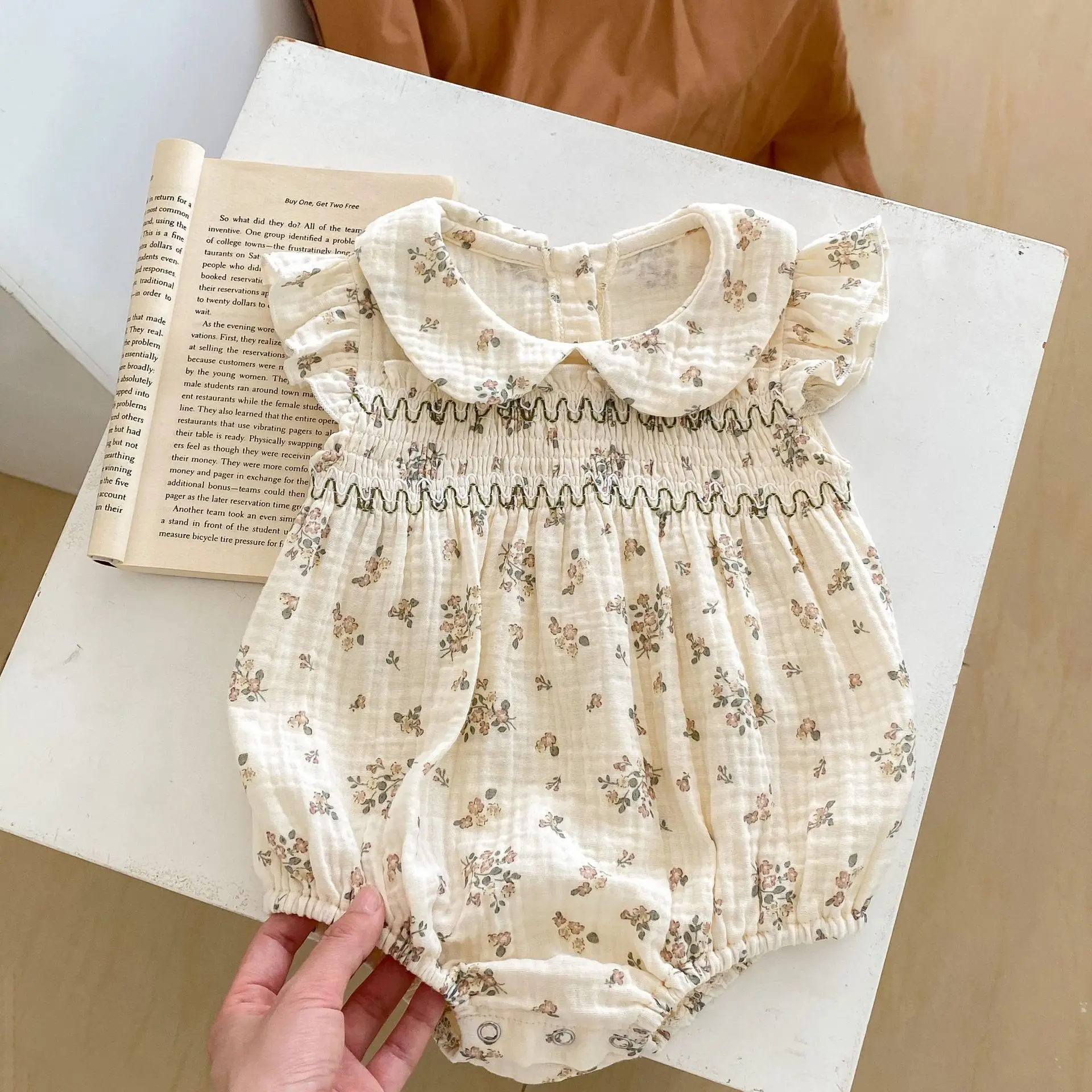 INS Summer New Infant Bodysuit Girl Baby Fashion Simple Style Small Fragmented Flower Doll Collar Flying Sleeve Triangle Rompe