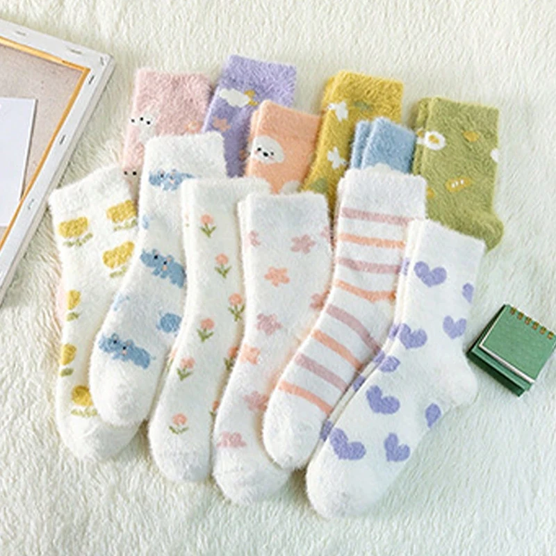 1/3/5/10 Pairs Random Women's Cute Soft Style Cartoon Striped Flower Heart Pattern, Fleece Lined Warm Mid-Calf Socks