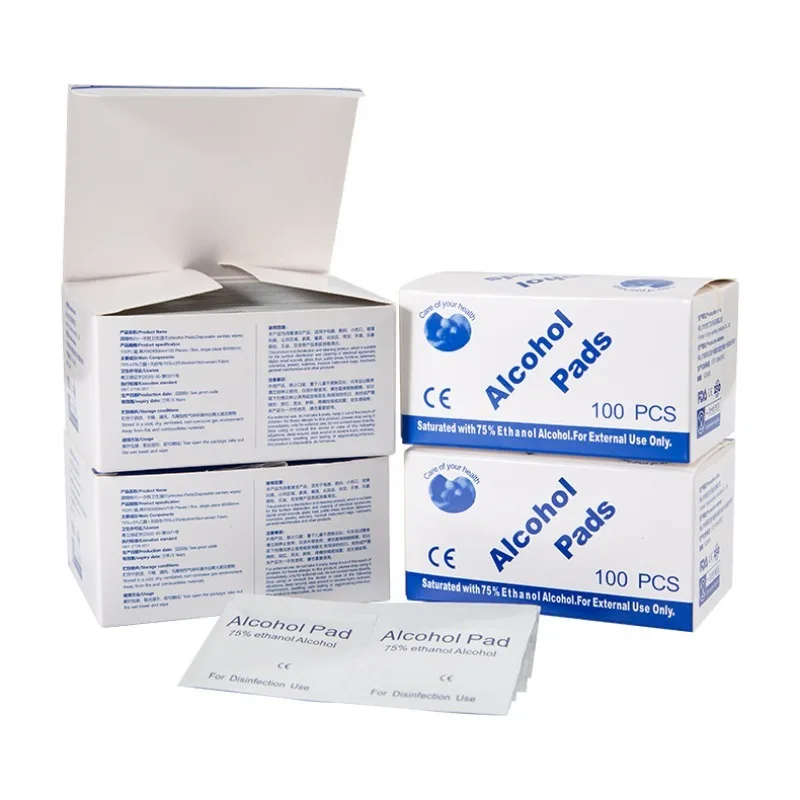 مسحة كحول 75% يمكن التخلص منها لتطهير الجروح، لوازم صندوق الإسعافات الأولية الأساسية لتحضير الكوارث المنزلية.