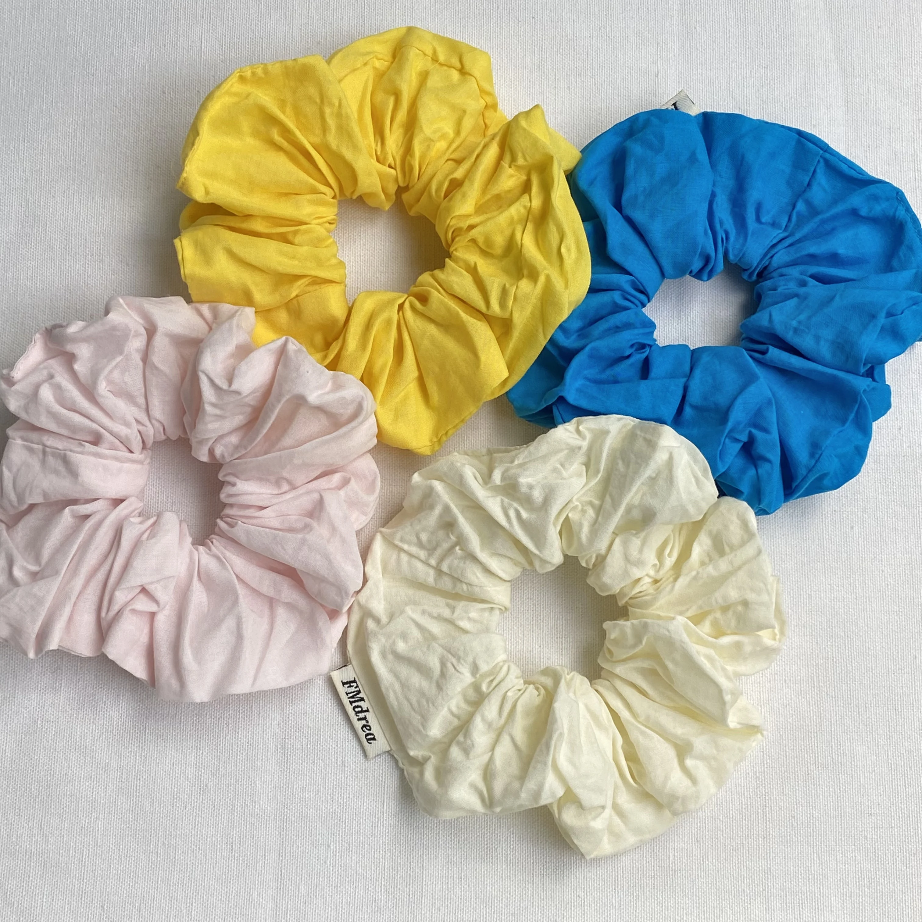 Einfaches, einfarbiges, weißes und kühles blaues Scrunchie aus grobem Haargummi, farbenfrohes, vielseitiges Sommer-Haargummi für den täglichen Gebrauch, Pferdeschwanz-Haaraccessoire – Detail 2