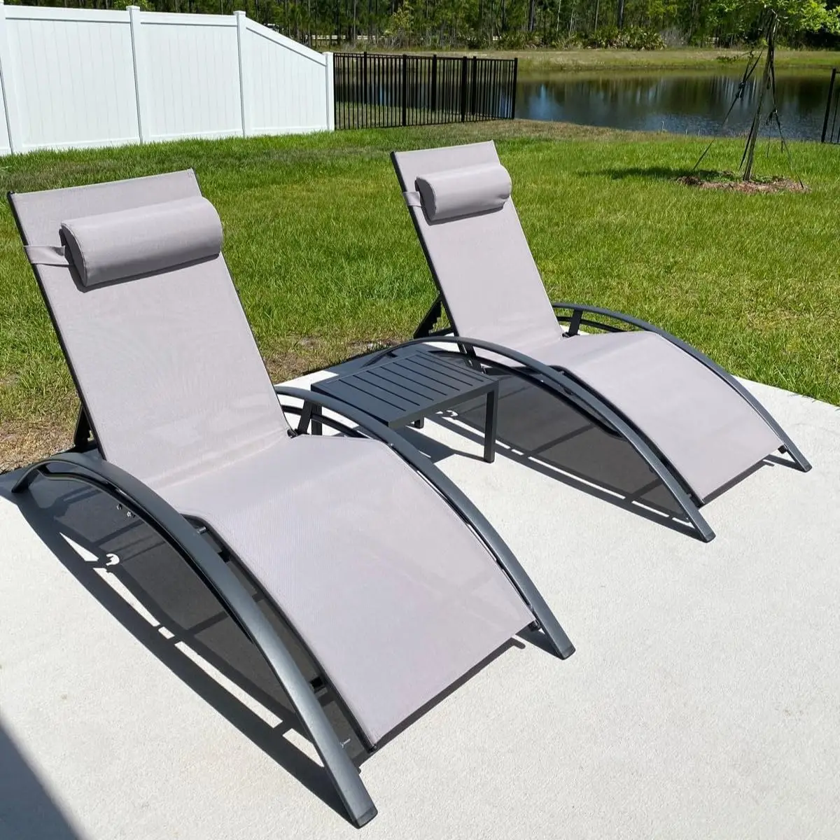 طقم صالة فناء مكون من 3 قطع كرسي خارجي على الشاطئ وحمام السباحة وحمامات الشمس في الحديقة مع ذراع لجميع الأحوال الجوية + طاولة جانبية رمادي فاتح