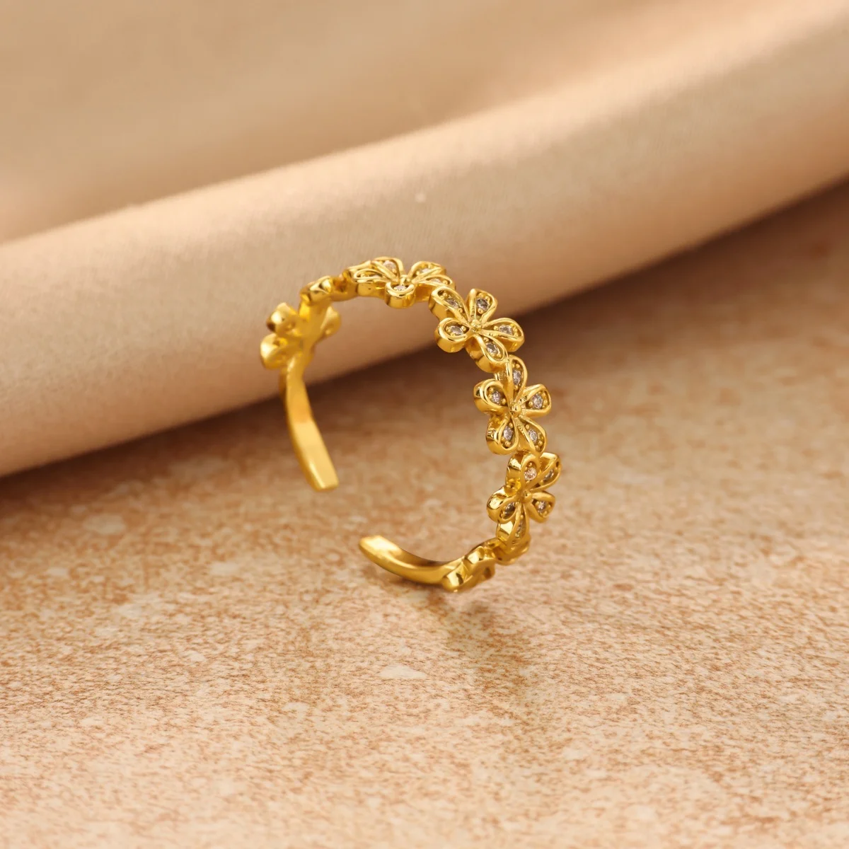 Goldfarbener Blumen-Offenring für Damen, mit klaren Zirkonia-Blüten, verstellbarer Manschettenring, zarter, ästhetischer Schmuck, Geschenk – Detail 5