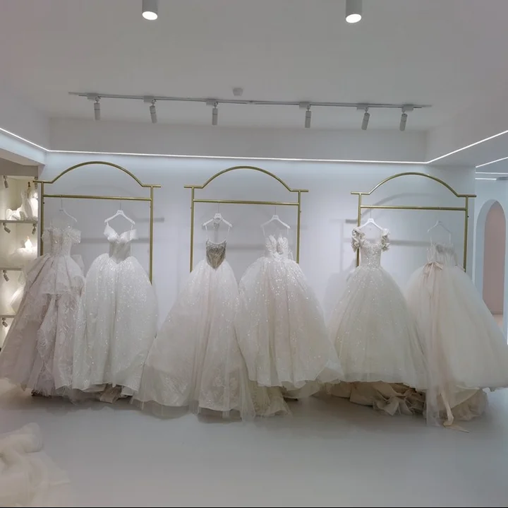 

Высококачественная вешалка для свадебных платьев, витрина для платьев на уровне пола, студия, золотая напольная стойка, ткань Xiuhe в китайском стиле