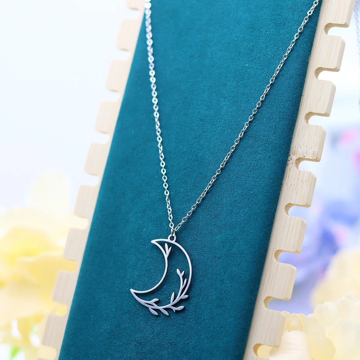 قلادة كينيتيال من الفولاذ المقاوم للصدأ على شكل هلال على شكل قمر مع تصميم فرع رقيق مثالي للارتداء اليومي #4