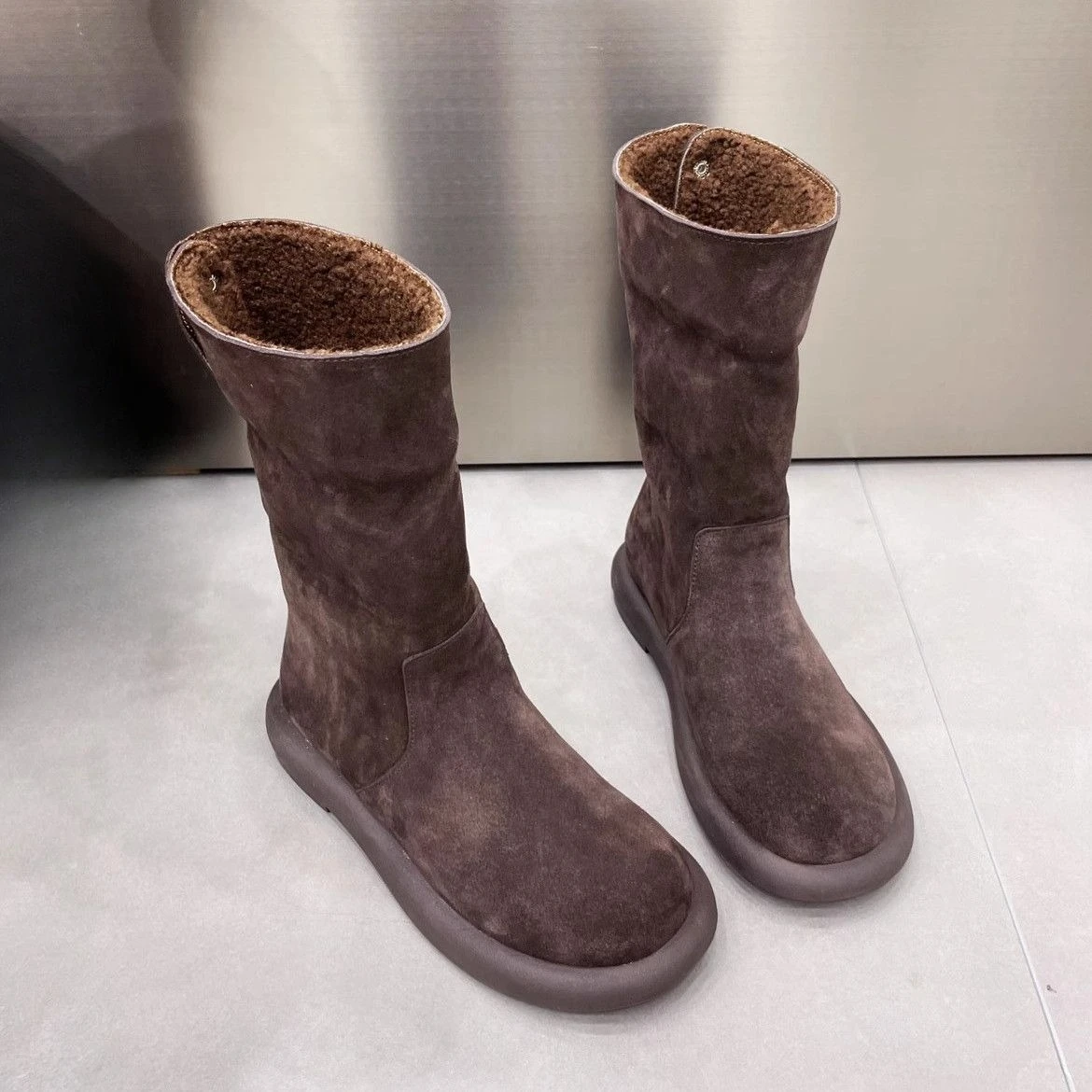 

Зимние сапоги на плоской подошве с круглым носком для женщин, плюшевая теплая женская обувь до середины икры, высококачественная зимняя нескользящая обувь, новинка 2025, модная распродажа ботинок