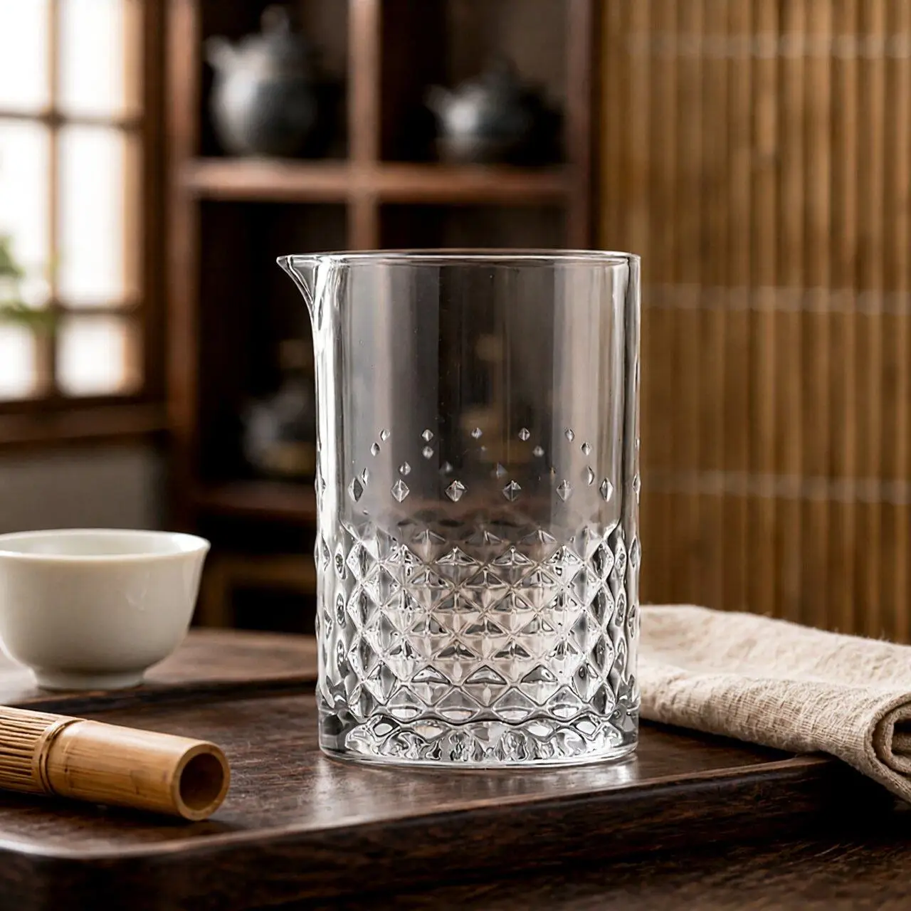 700ml Heavy-Bottom Cocktail Mixing Glass with Smooth Eagle-Beak Spout, Crystal-Clear Stirring Pitcher for Bartenders
