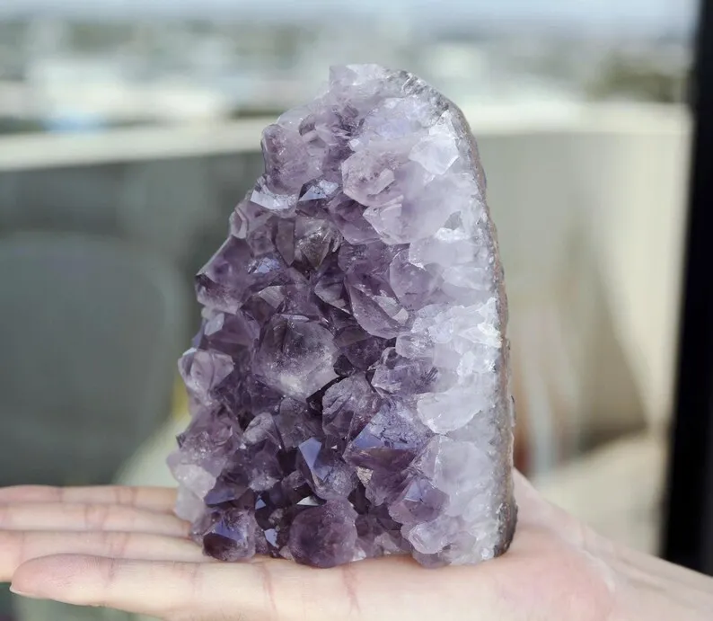 1 Stück Amethyst-Kristallcluster aus Uruguay | Tiefviolette Farbgeode, einzigartiges Probe für Sammlerstücke und pädagogische Nutzung – Detail 2