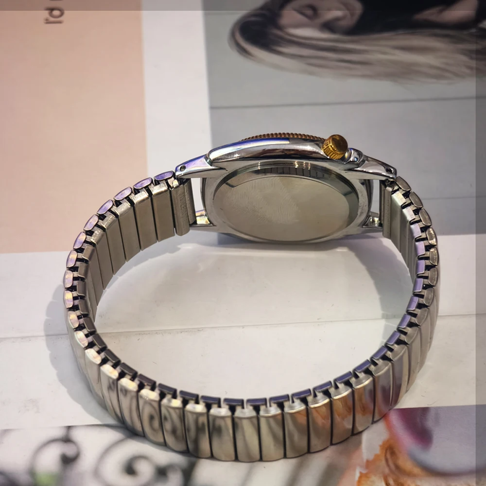Jam tangan quartz vintage niche dengan tali teleskopik, dial detik independen, retro mewah ringan, jam tangan wanita modis, tali pegas
