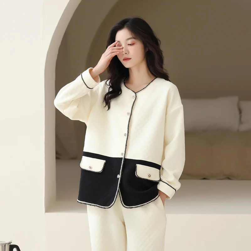 

White and black matching pyjamas female with three layers of cotton sandwich autumn and winter fashionable home clothes