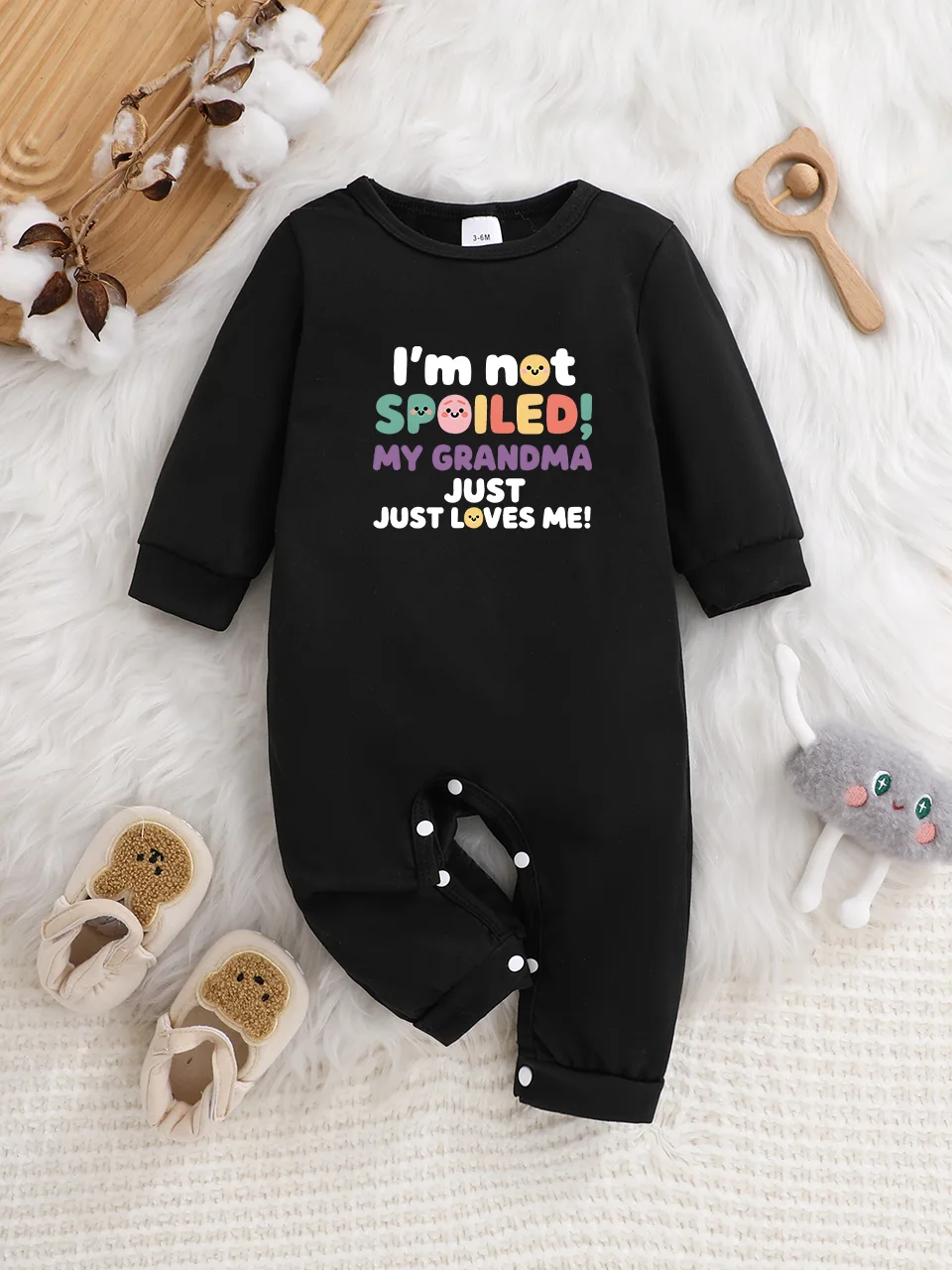 

A baby long-sleeved onesie with interesting letter prints. It features a buttoned design for easy putting on and taking off