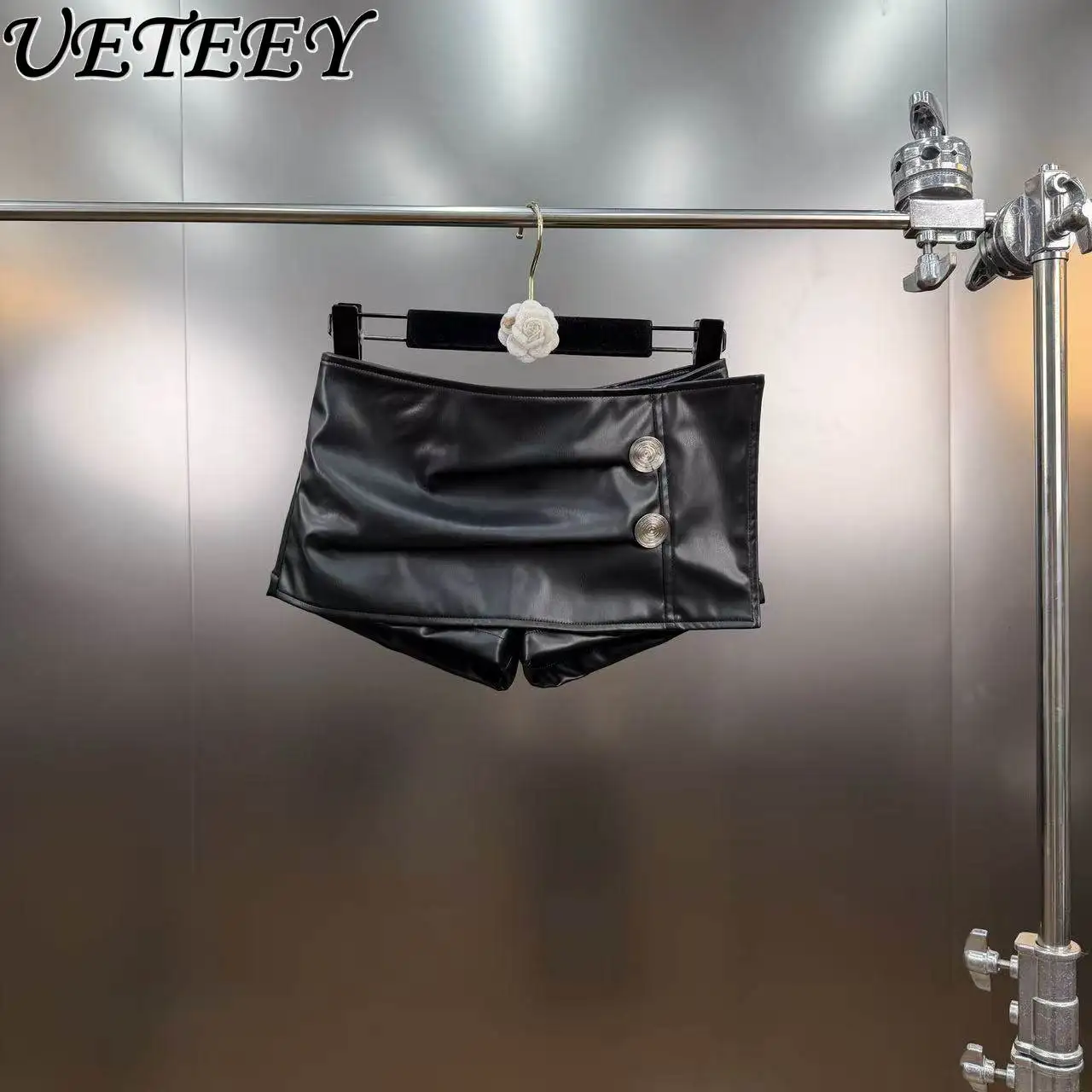 Falda Pantalón Corta de Cuero Sintético con Diseño Irregular y Botones Grandes, Estilo Picante y Fresco de Primavera 2026, Falda Pantalón Corta Negra Sexy para Mujer