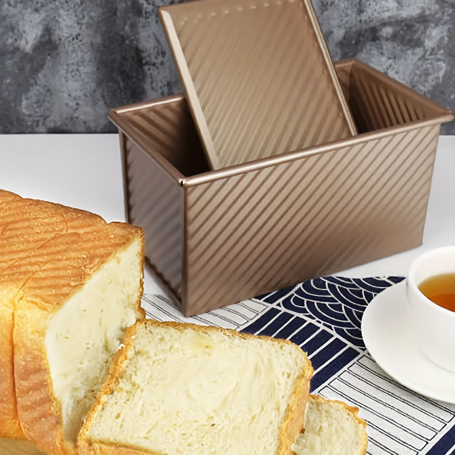 1pc 450g Large Carbon Steel Oblong Corrugated Bread Box with Lid - Non-Stick Toast Mold for Cake, Bread, and Pastry Baking - Per