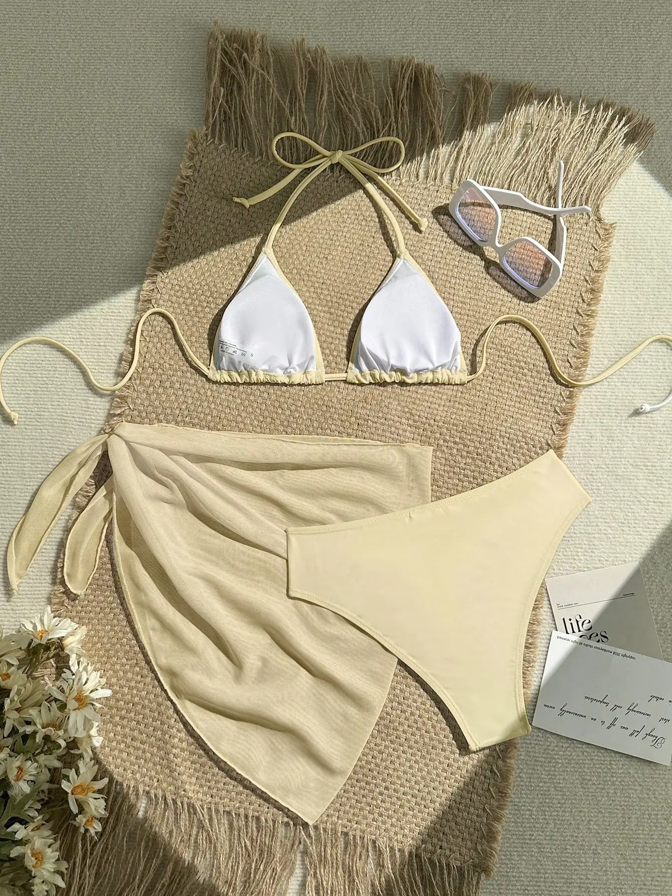 

Бежевый комплект бикини из 3 предметов: топ-треугольник и струящаяся накидка для летнего пляжного отдыха