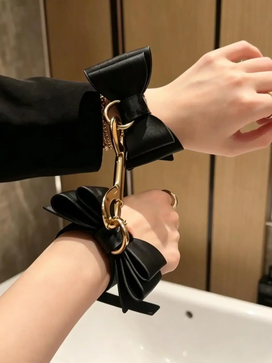 manette-in-pelle-da-donna-decorative-con-fiocco-nero-retro-e-catena-in-metallo-accessori-per-cosplay-alla-moda-giocattolo-per-bondage