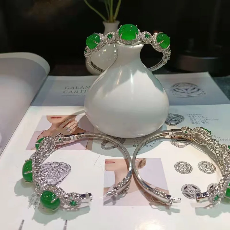 حجر اليشم الفضي عالي الجليد ، الزمرد الأخضر الكامل ، سوار الأم العقيق الأبيض