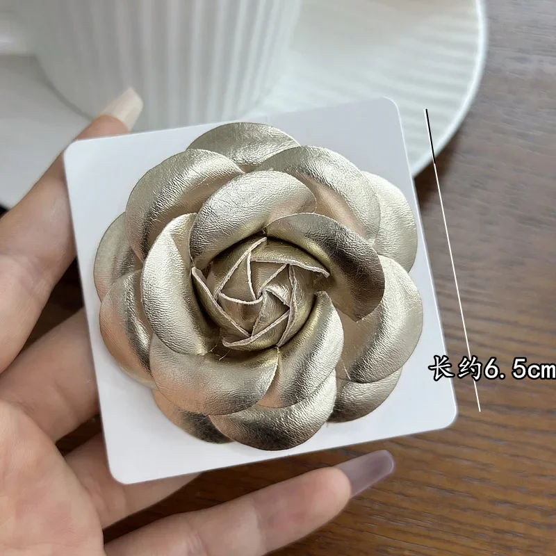 Retro Leather Camellia Flower Brooches for Women Gold and Silver Color Lapel Pin Corsage Fashion Wedding Party Badge Accessories