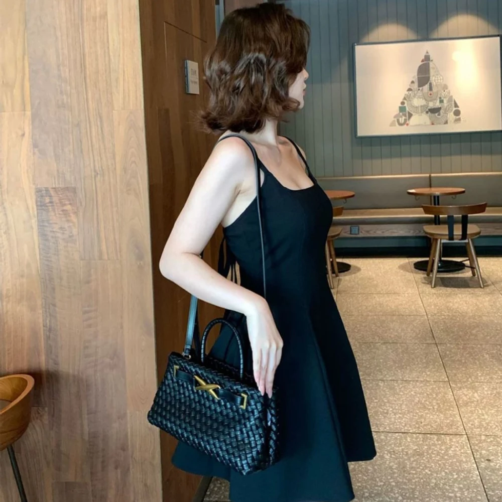 

Sac à main tissé à la mode Cora par JW PEI 2025,sensation haut de gamme, matériau PU fabriqué en chine continentale