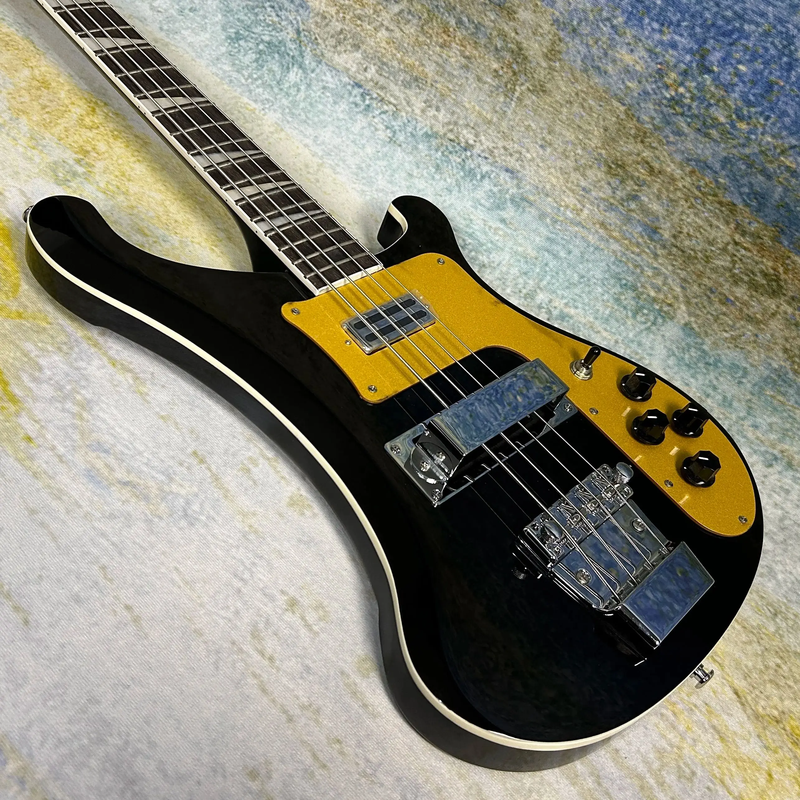 

Бас-гитары Black Bass с длиной грифа 844 мм, версия Rickenback 4003