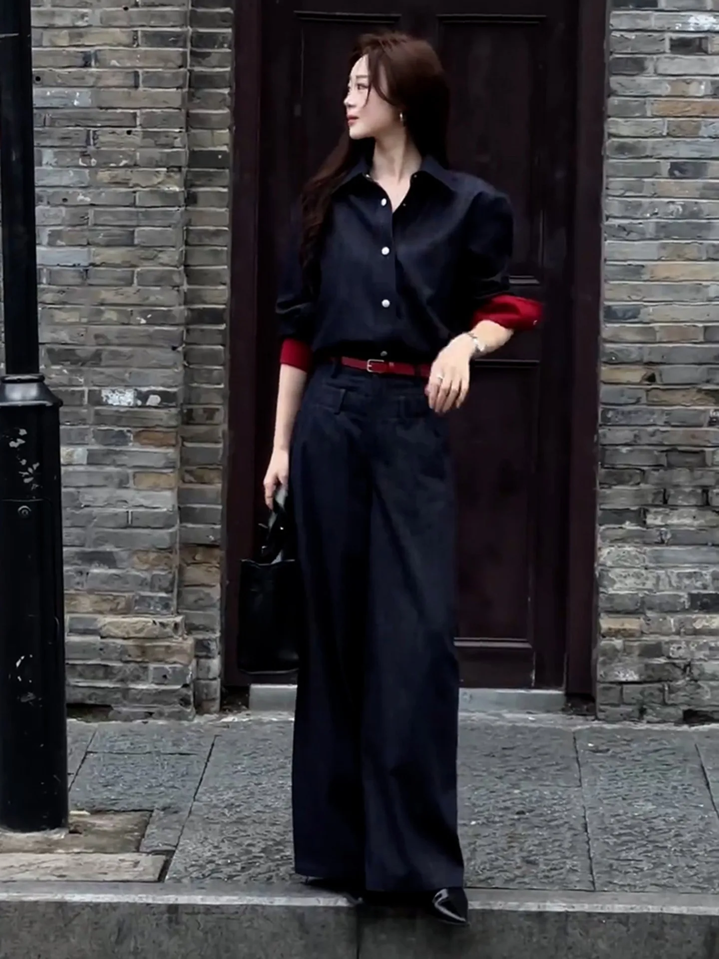 Conjunto de duas peças com calça jeans retrô e calça pantalona, estilo primavera elegante, casual e moderno para mulheres.