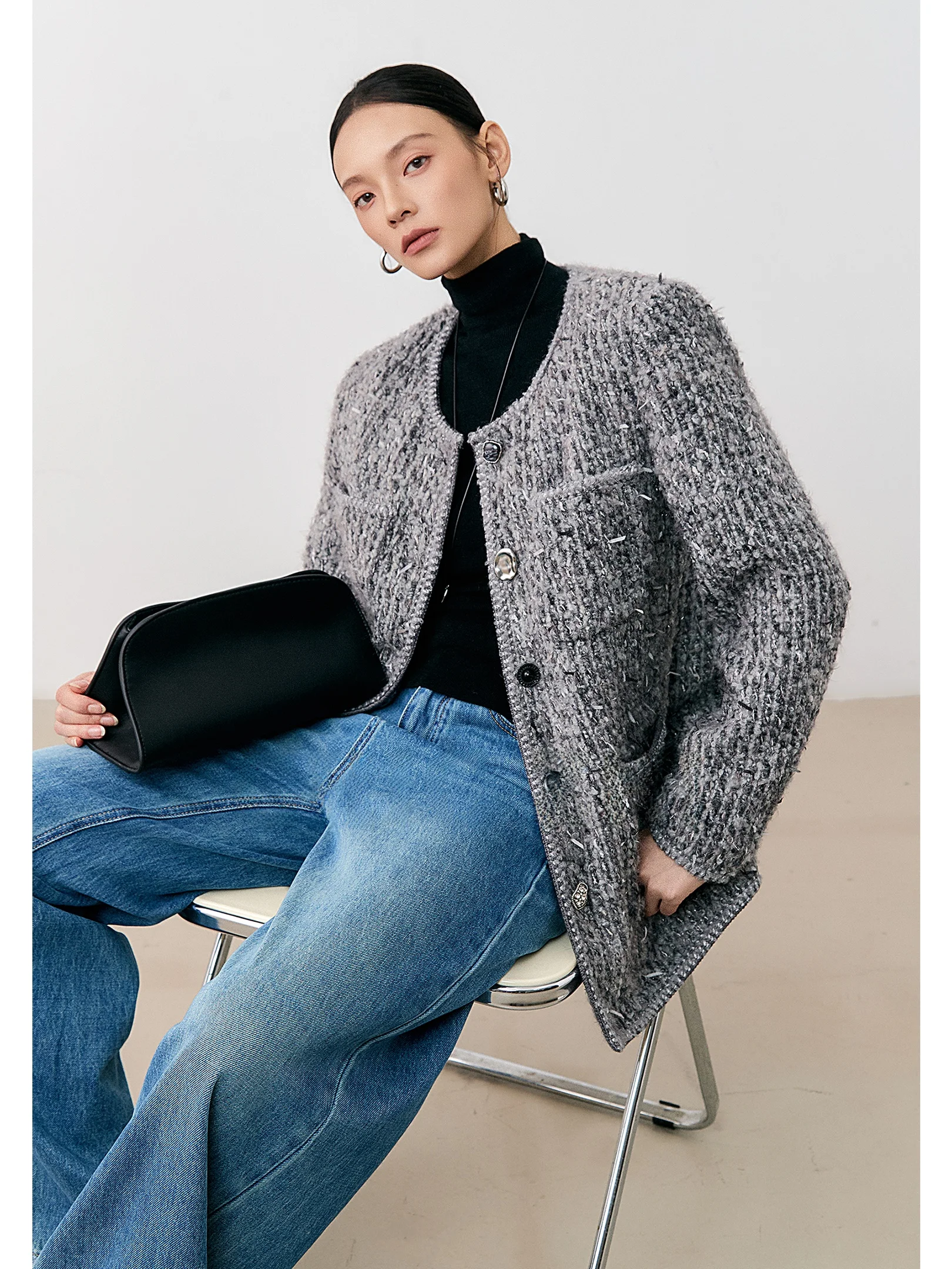 

Лимитированная серия: Пуховик CHIC ZHI без капюшона, наполнитель — 80% утиный пух, длинный рукав, стандартный крой, застежка на одну пуговицу.