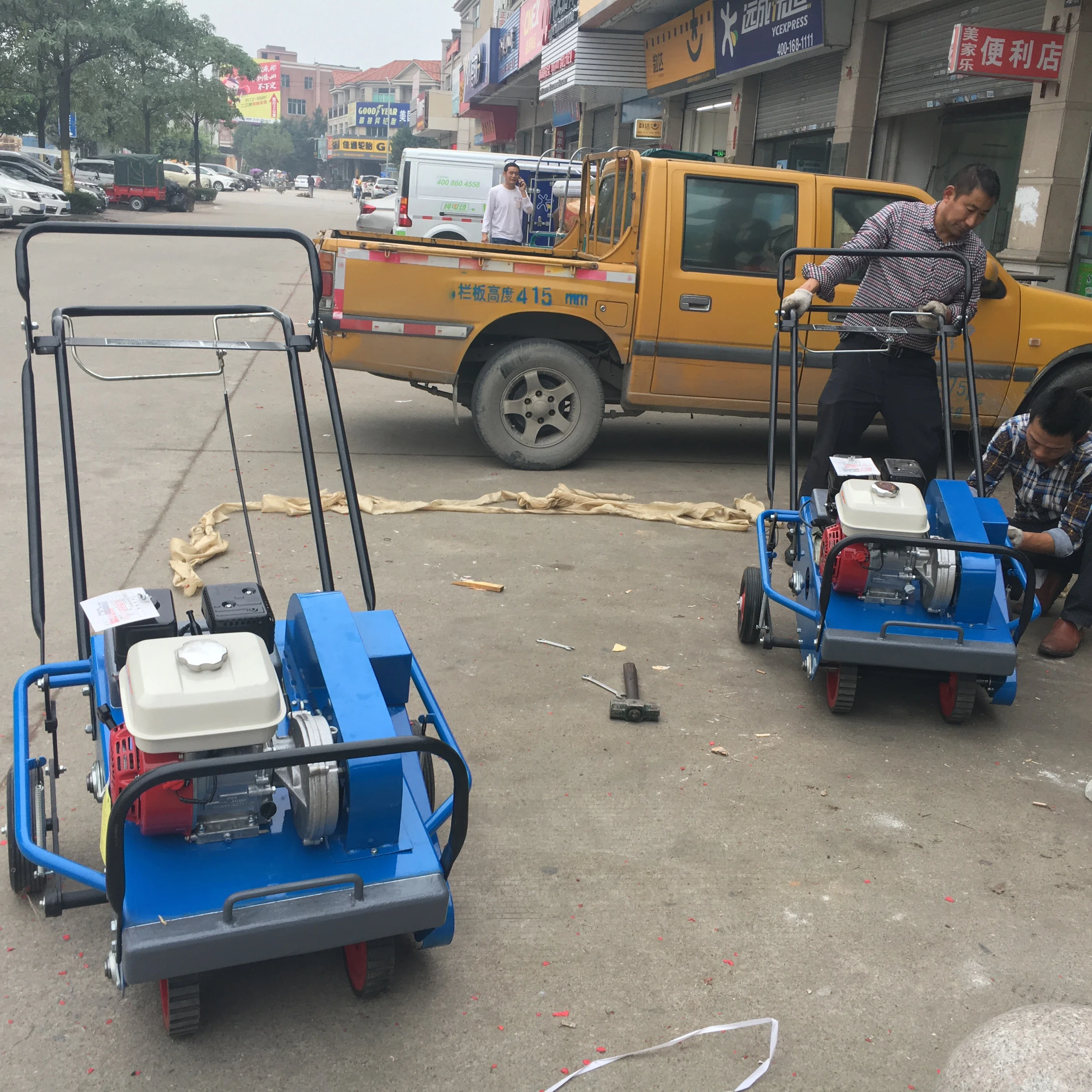 Gasoline lawn aerator Self-propelled Gasoline Maintenance Equipment Self-propelled Drilling Machine For Green Grass Aeration