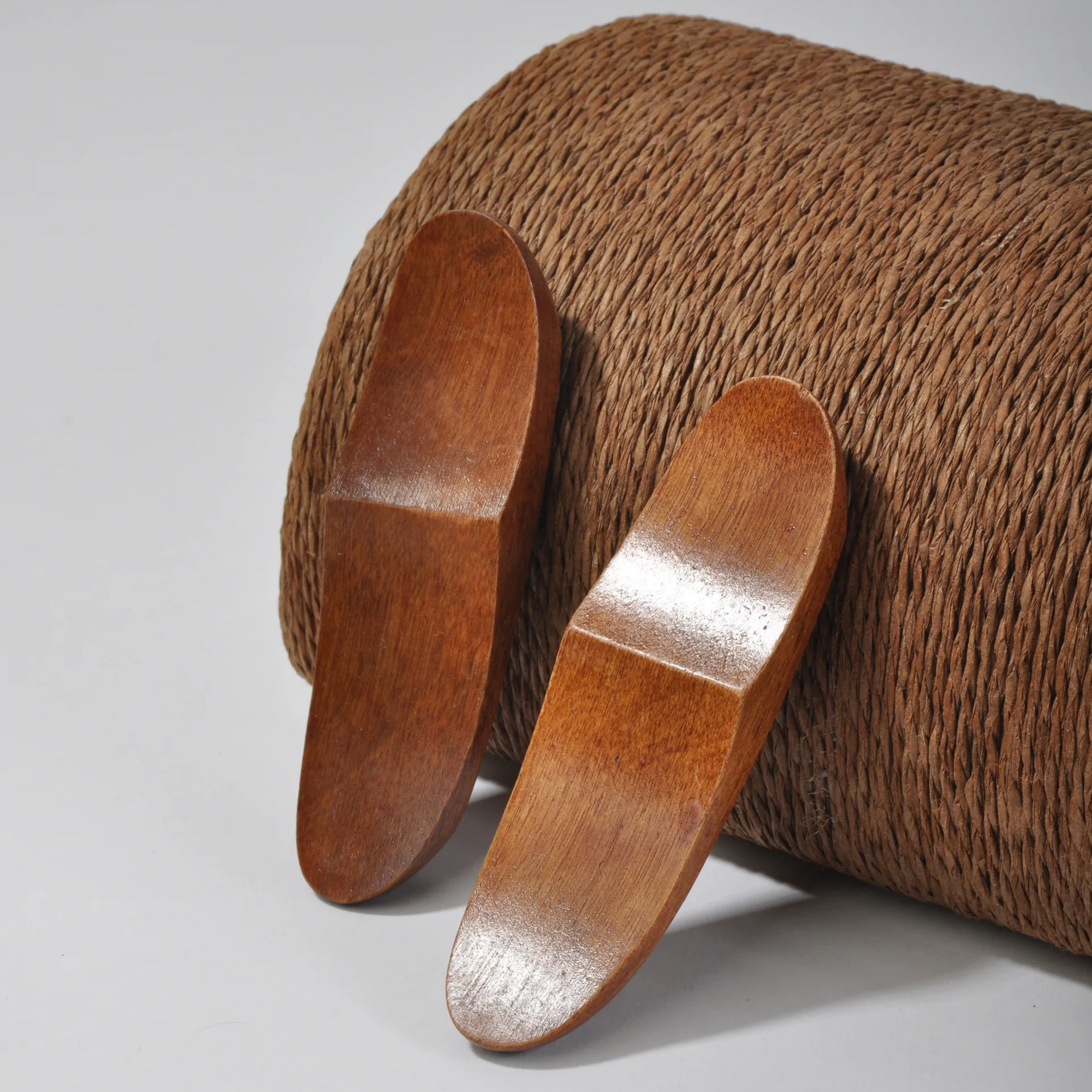 2026 New Creative Wooden Chopstick Spoon Rest 2 in 1 Anti Slip Brush Stand for Hotel Restaurant Table Setting Western