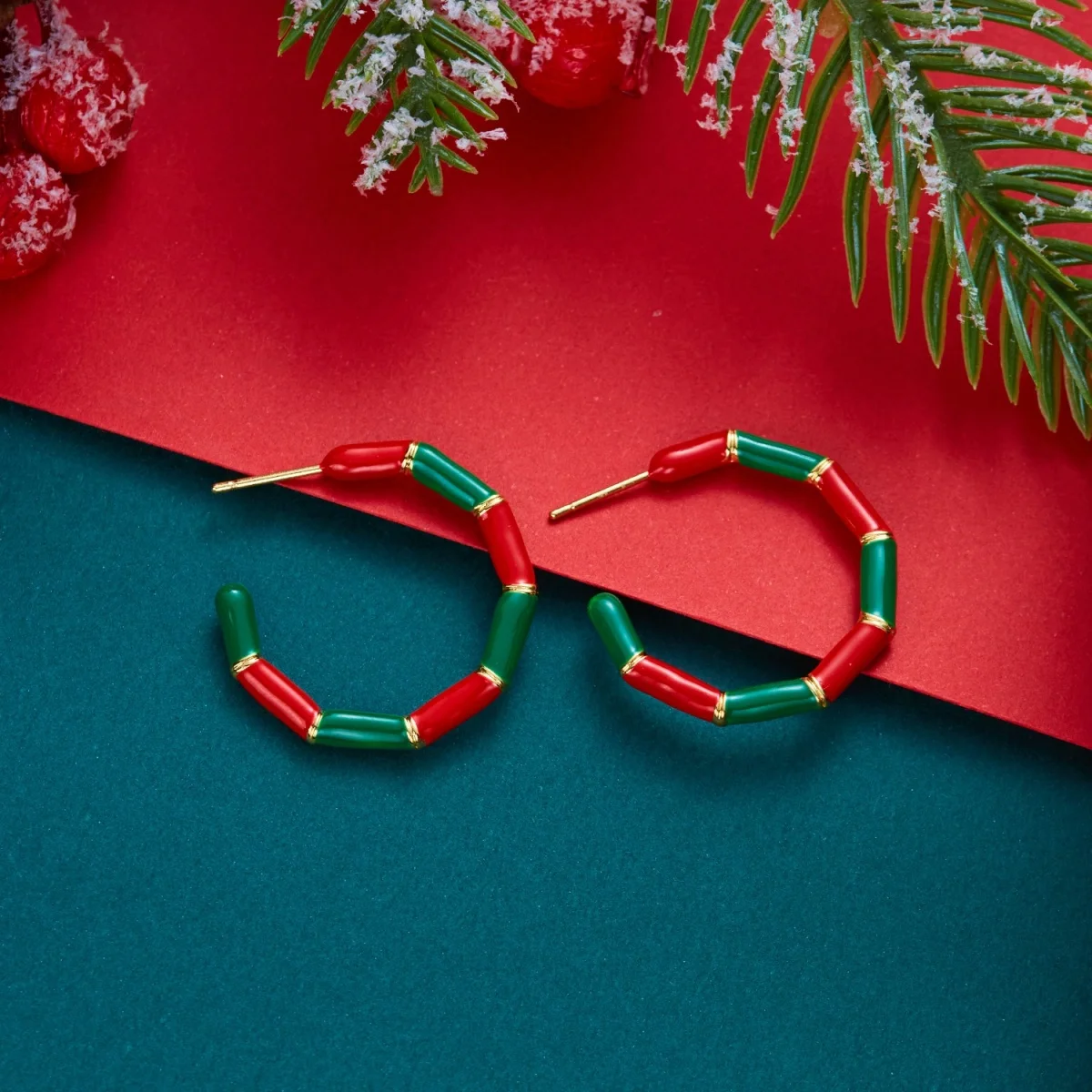 Weihnachtliche, rot-grüne, emaillierte, gedrehte C-förmige Ohrstecker für Damen, unregelmäßige Kreisohrringe, Schmuckgeschenk für Feiertage und Neujahrspartys – Detail 18