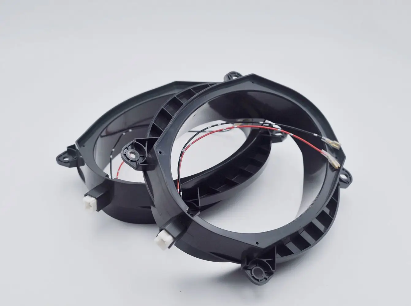 Compatible with door panels of CAMRY, HIGHLANER, CROWN, and LEXUS models. 6X9 speaker pads can be seamlessly inserted.