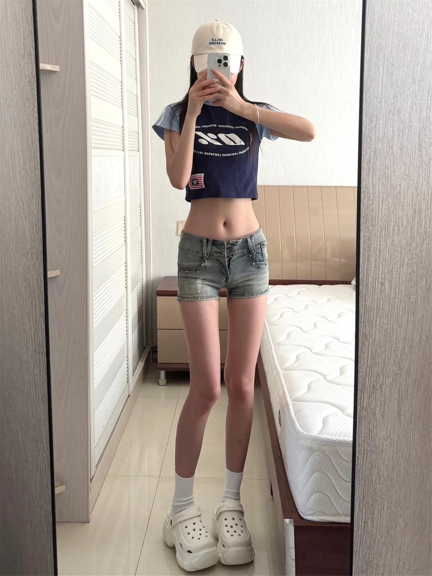 

Женские джинсовые шорты с низкой талией, летние, облегающие, с эффектом потертости, с заклепками, в стиле ретро, повседневные, из хлопка