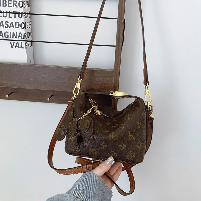 

Vintage Glam Messenger Bag - Women's Crossbody Tote With Solid Color Paris Logo & Luxury Shopper