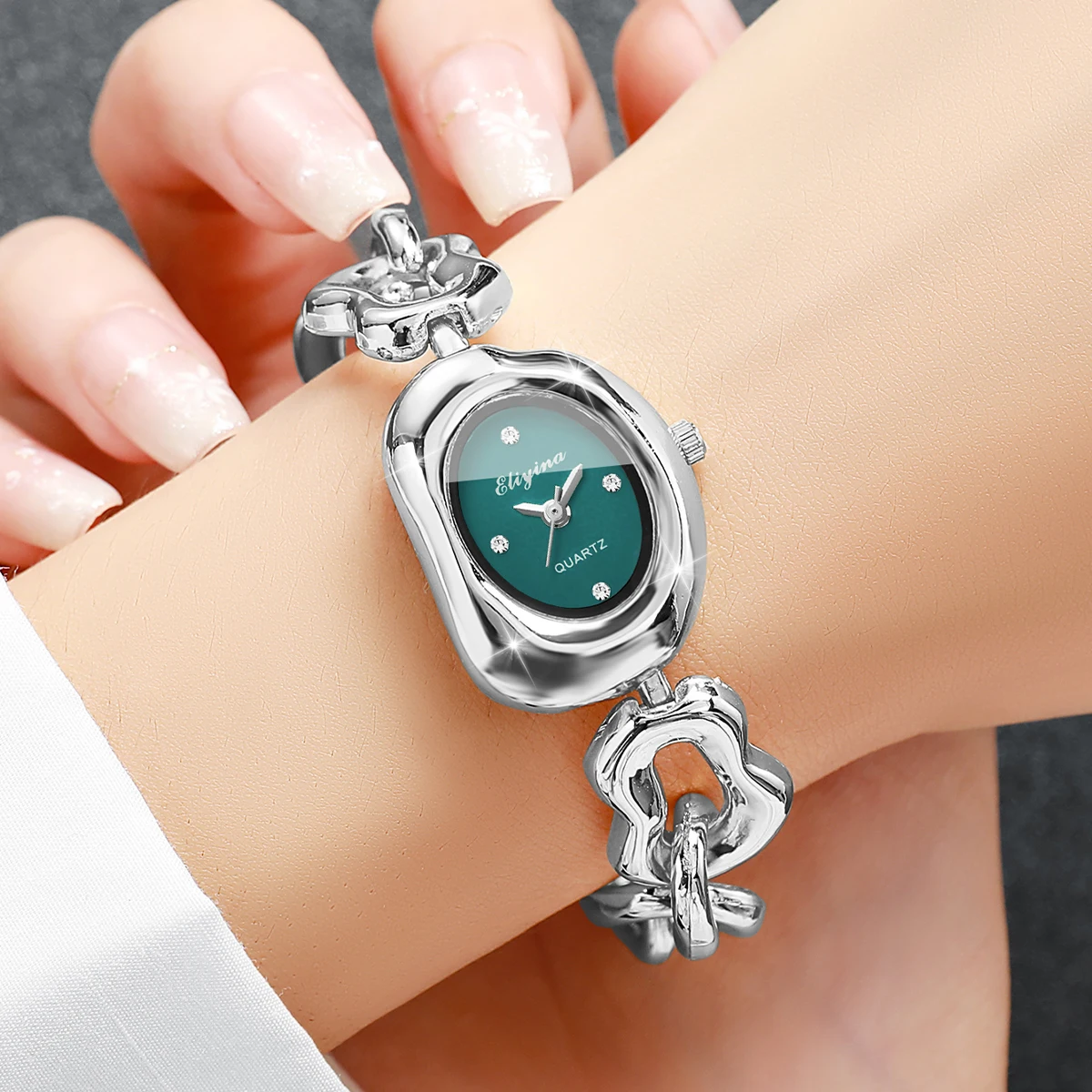 Elegant Silvery Chain Bracelet Strap Women Watch Fashion Irregular Dial Quartz Wristwatches Clock Relogio Feminino (Without Box）