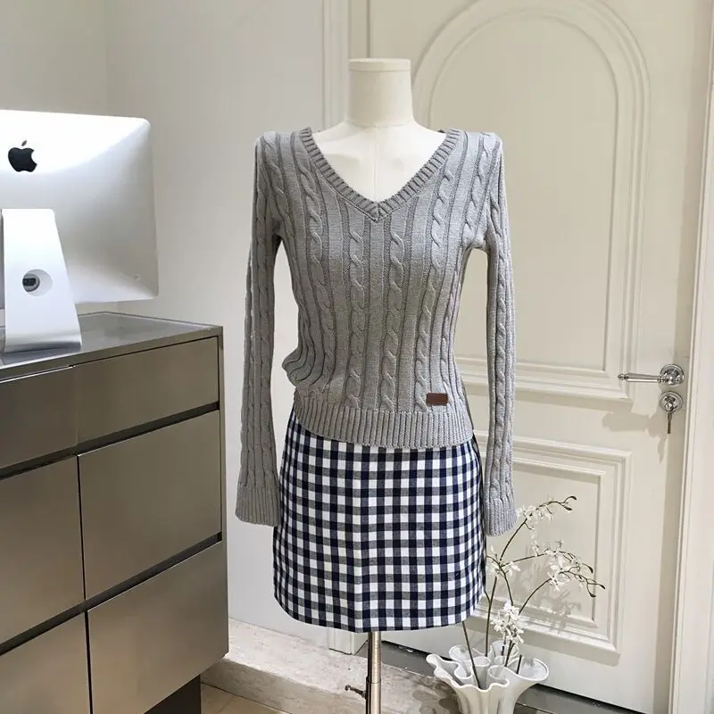 

V-neck Twist Knitted Sweater for Women New Temperament Versatile Long-sleeved Pullover Top Base Shirt