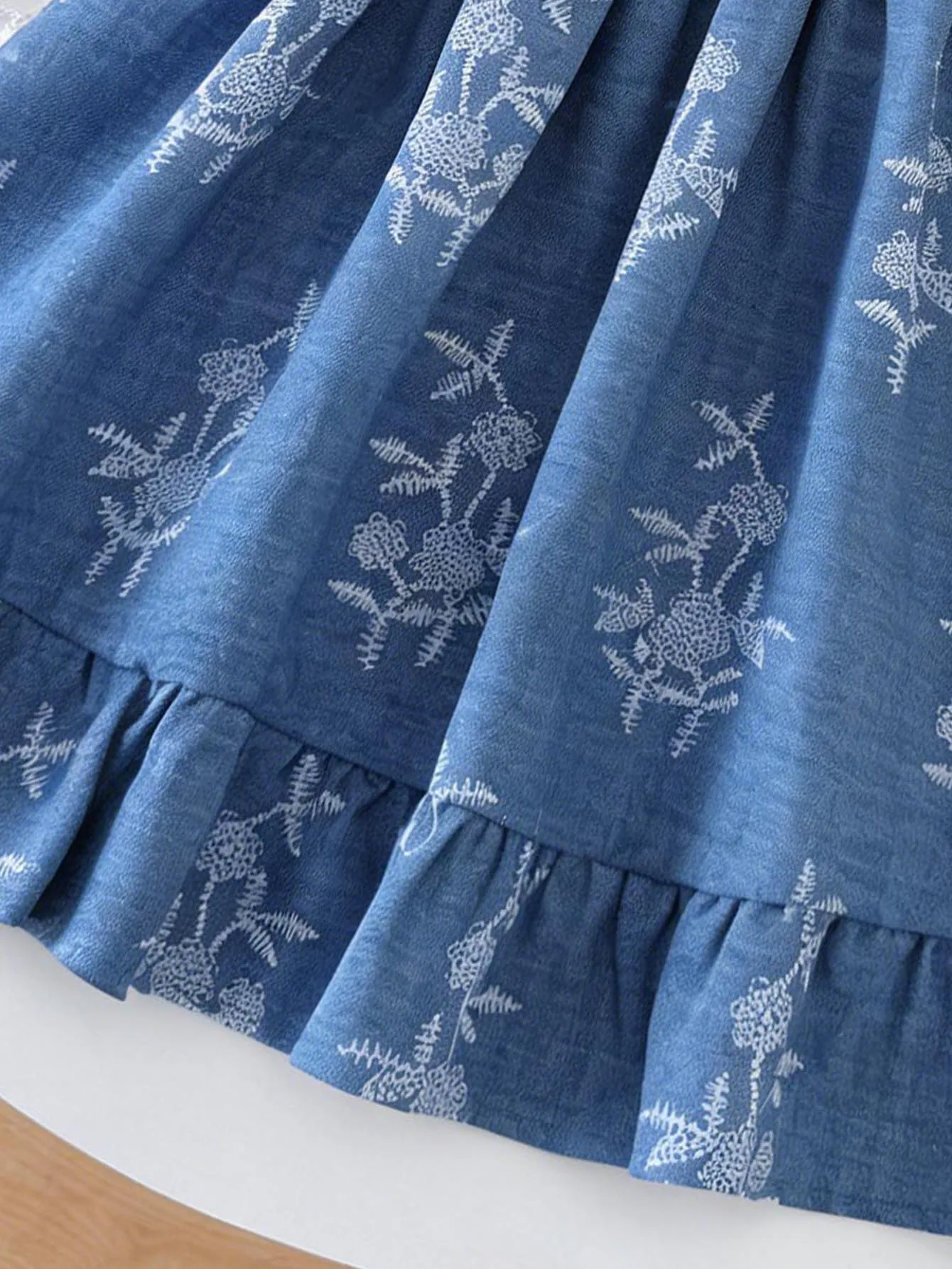 Mädchen-Knielanges Sommerkleid mit abnehmbaren Schleifen und Rückenausschnitt - Allover-Print Strand- und Urlaubskleidung für Kinder – Detail 8