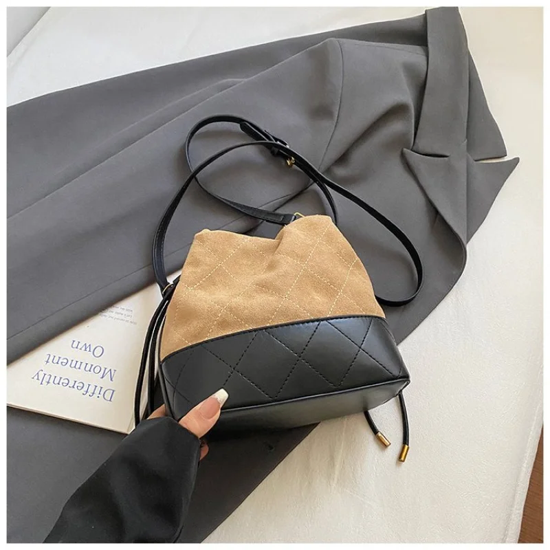 حقيبة يد فاخرة منقوشة من بيثون للنساء ذات مظهر غريب مستوحى من المصمم الفاخر