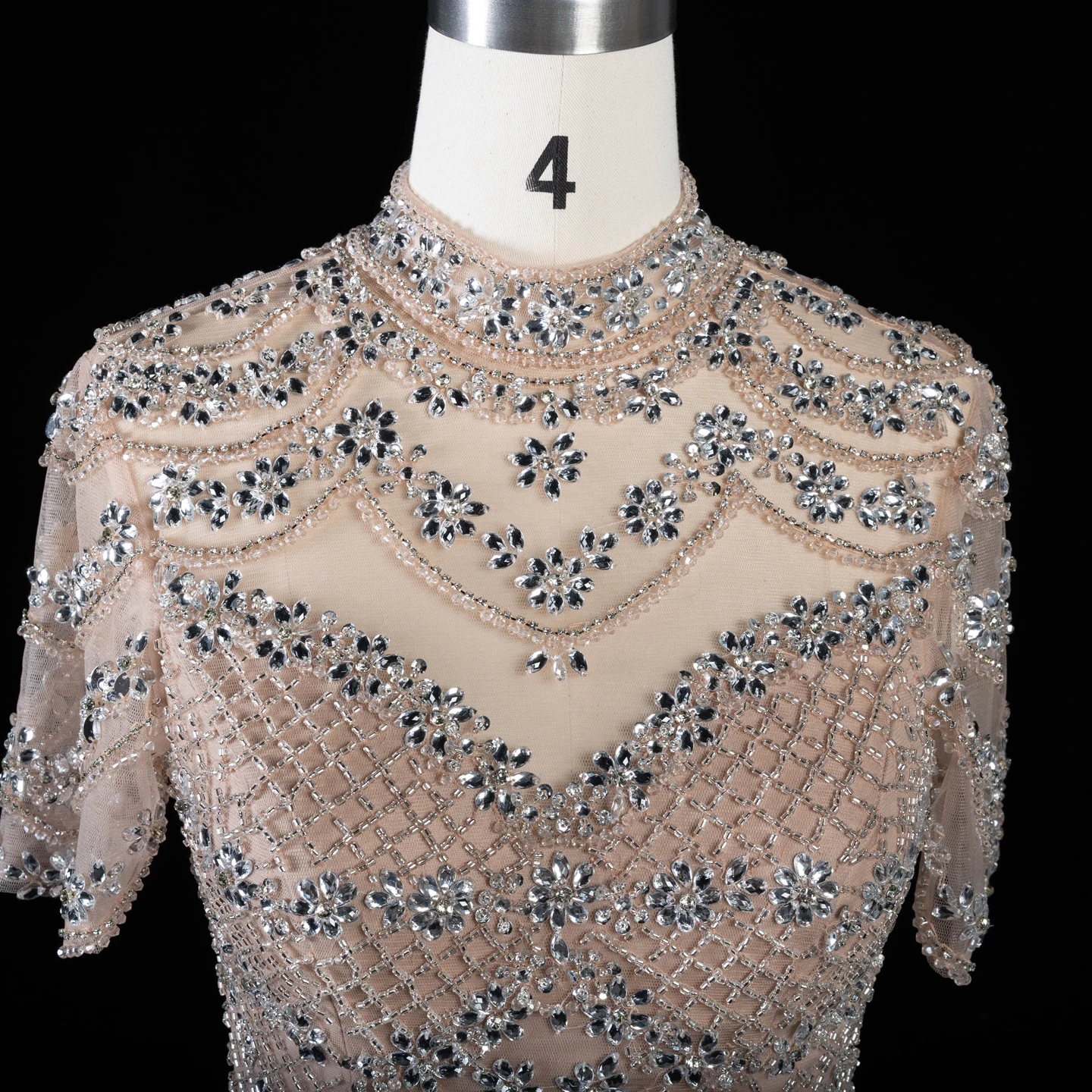 Sharon Said Abendkleid mit hohem Kragen in Champagnerfarbe, kurzen transparenten Ärmeln, Gittermuster, Strass, Meerjungfrauen-Schnitt, formelles Anlasskleid, Partykleid SS185, maßgeschneidert. – Detail 6