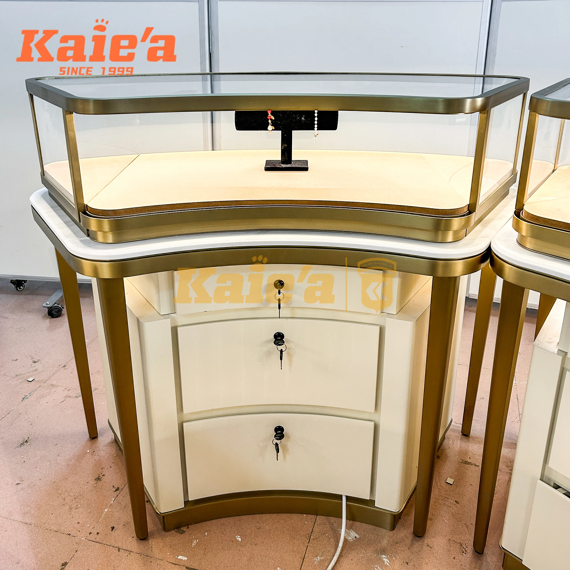 High End Jewelry Store Metal Island Cabinet Display Curved Glass Custom Jewelry Display Cabinet with LED