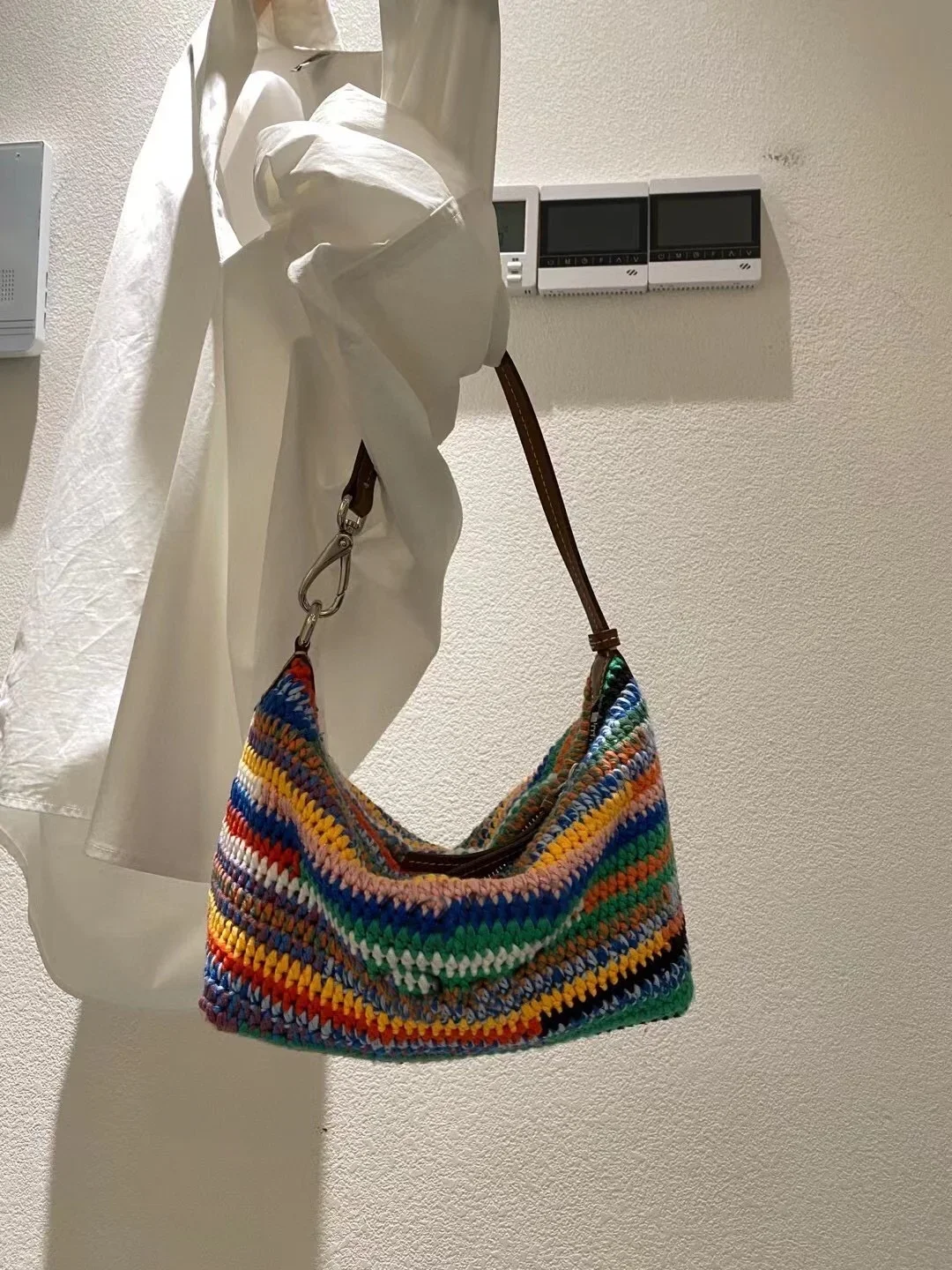 Bolso de mano tejido con arcoíris para mujer, cartera de mano a la moda, monederos informales, tendencia 2024