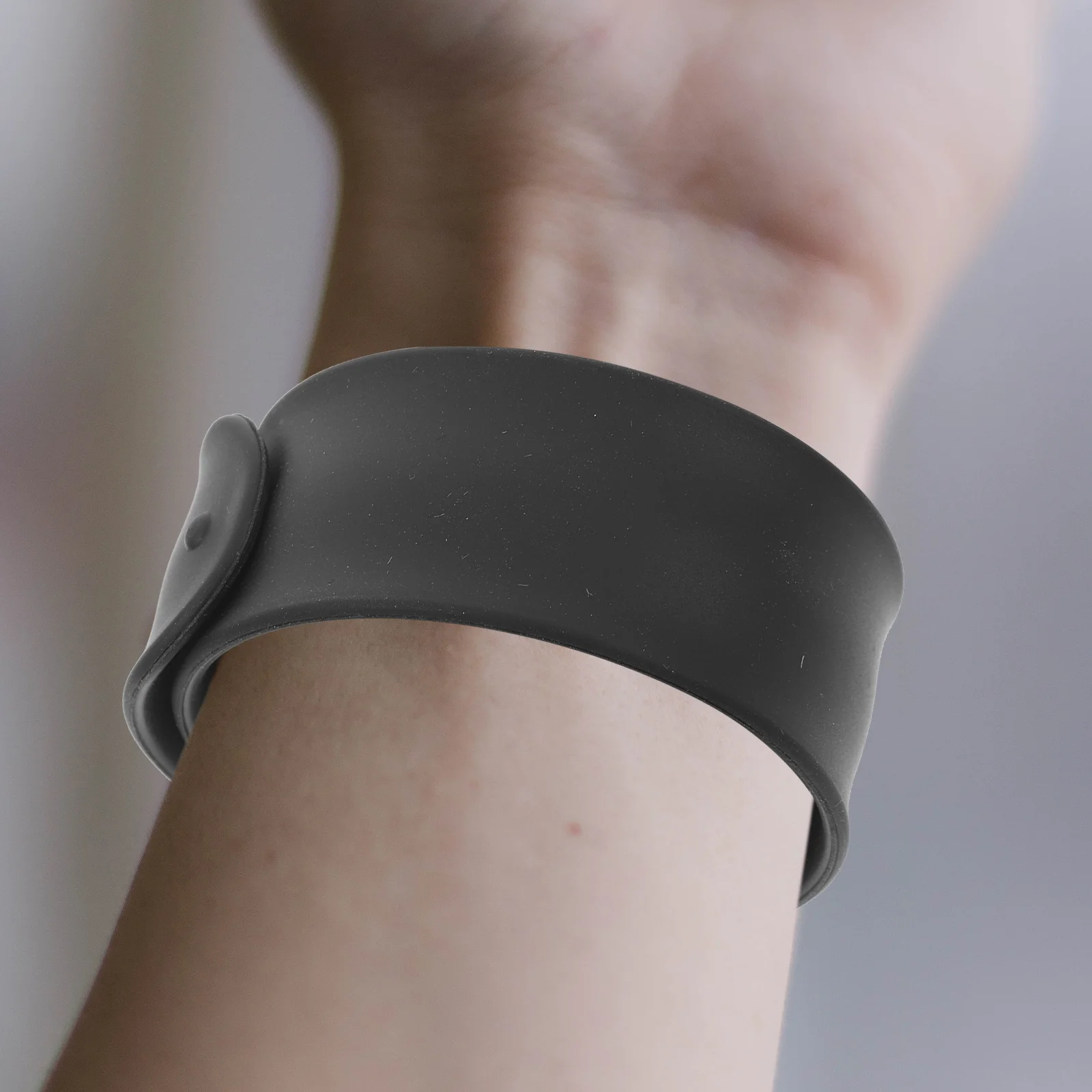 

18pcs Silicone Slap Bracelets Reusable Cable Ties Wrapping Paper Roll Holder Organizing Bands For Home Office Party Favors