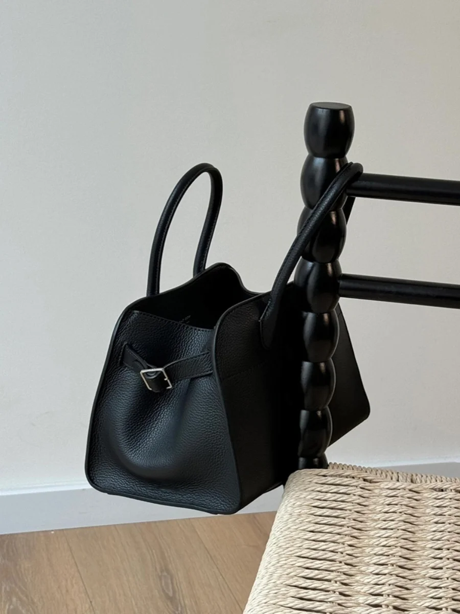 حقيبة يد نسائية فاخرة جديدة لعام 2025 من هونغ كونغ فون آند كيك، حقيبة كتف عملية بتصميم بسيط من الجلد الناعم بأسلوب بريطاني