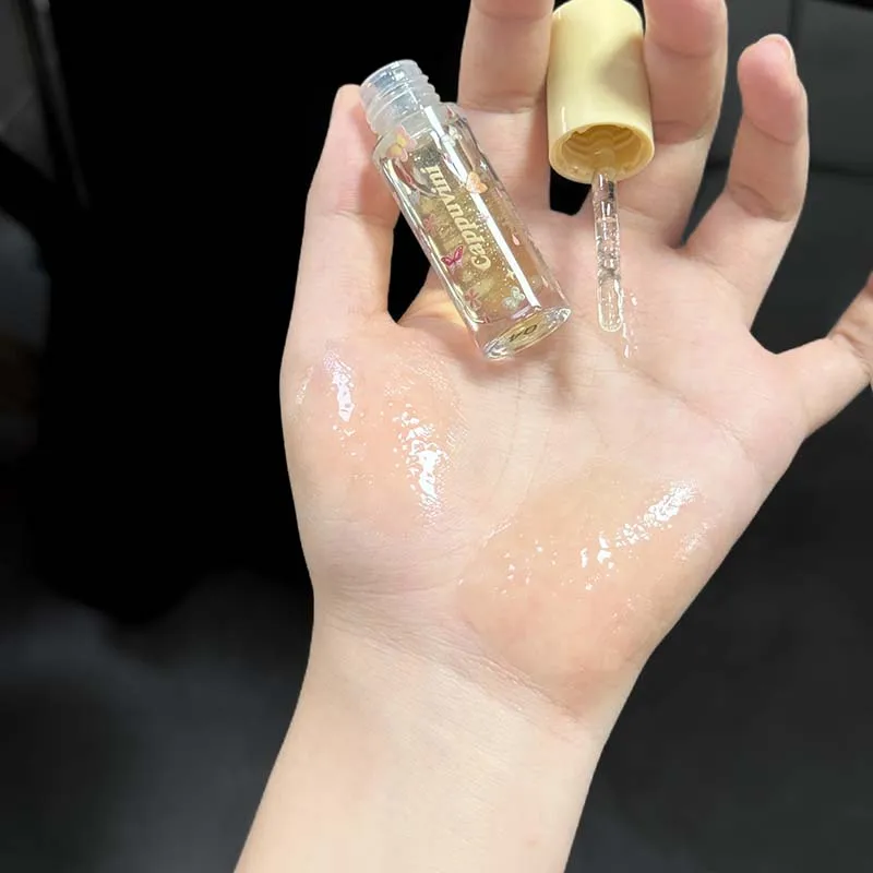 ลิปกลอสเนื้อเจลใสชุ่มชื้น ฉ่ำวาว ให้ความเงางามแบบกระจก ช่วยบำรุงริมฝีปากให้ดูอวบอิ่ม