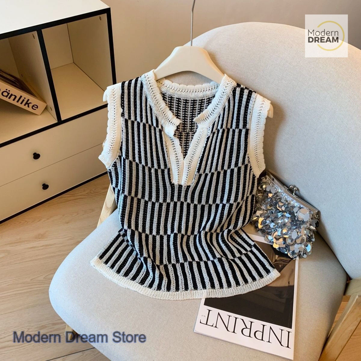 

French fashion retro striped hollow V-neck knitted vest female summer new temperament advanced design Joker casual slim top.
